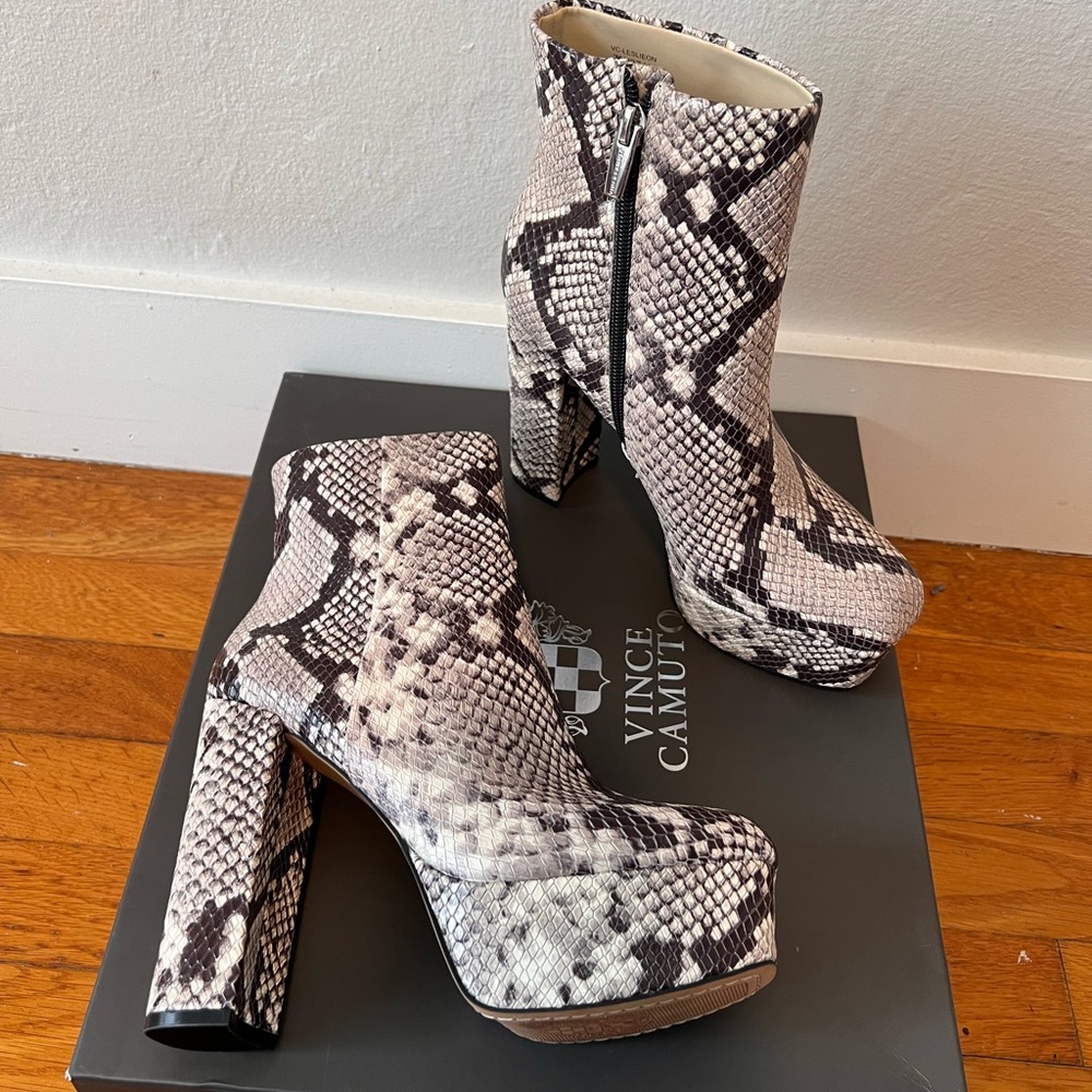 Vince Camuto Leslieon Square Toe Platform Boot BRAND NEW